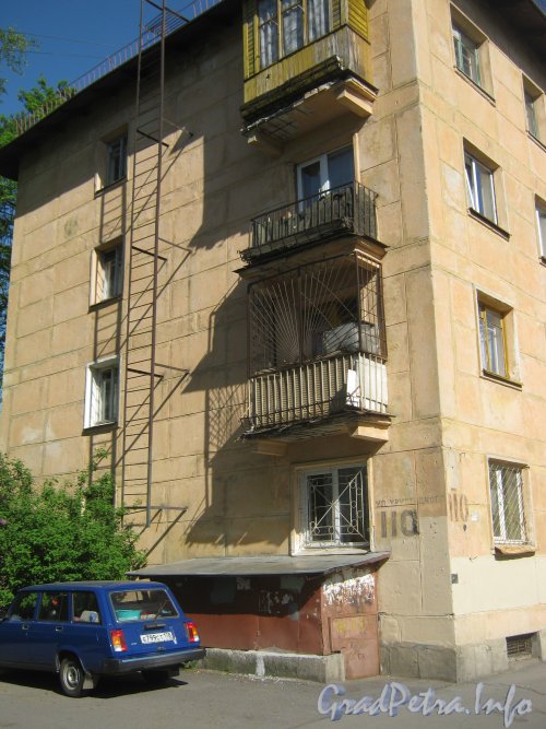 Ул. Танкиста Хрустицкого, дом 110. Вид на левый угол со стороны фасада дома. Фото 23 мая 2012 г.