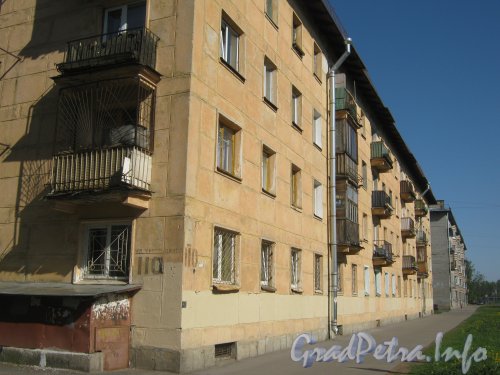 Ул. Танкиста Хрустицкого, дом 110. Вид на фасад дома с левой стороны. Фото 23 мая 2012 г.
