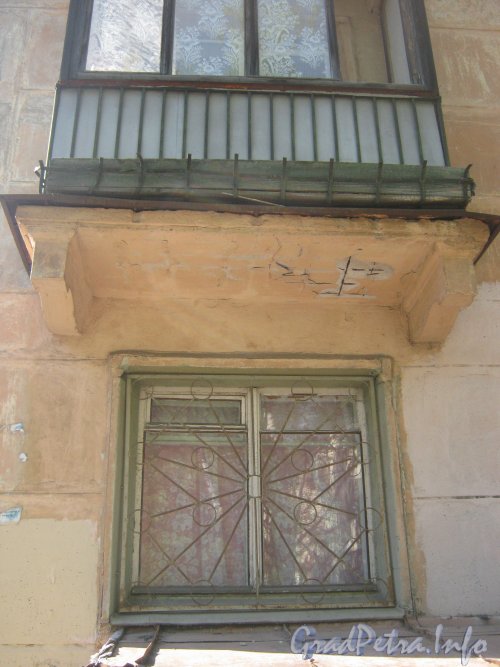 Ул. Танкиста Хрустицкого, дом 96. Вид на окно первого этажа и балкон дома. Фото 23 мая 2012 г.