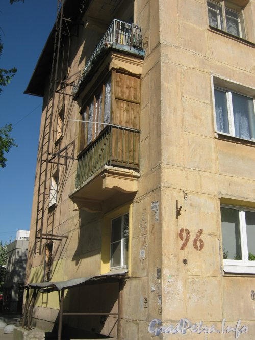 Ул. Танкиста Хрустицкого, дом 96. Левый угол здания со стороны фасада. Фото 23 мая 2012 г.
