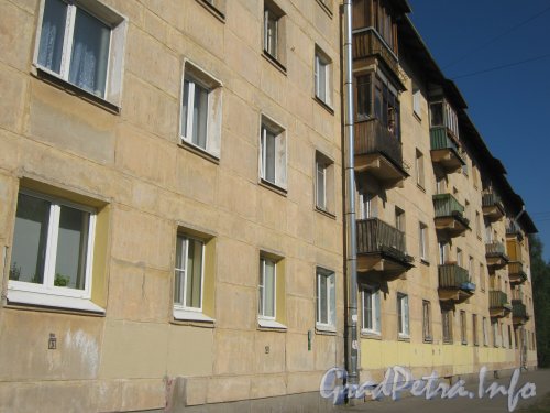Ул. Танкиста Хрустицкого, дом 96. Общий вид фасада здания с левой стороны. Фото 23 мая 2012 г.