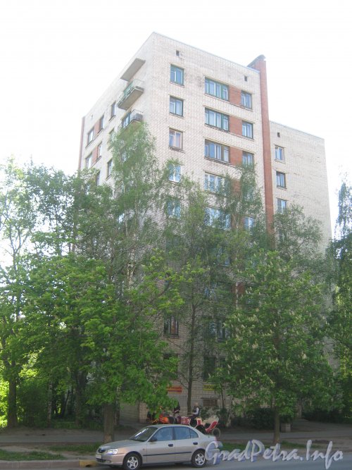 Ул. Танкиста Хрустицкого, дом 15. Общий вид со стороны дома 62. Фото 23 мая 2012 г.