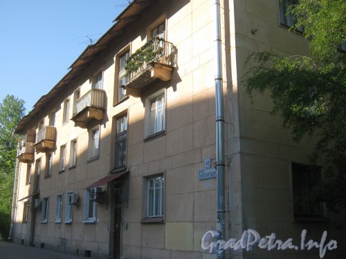 Ул. Танкиста Хрустицкого, дом 42. Общий вид со стороны дома 58. Фото 23 мая 2012 г.
