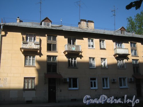 Ул. Танкиста Хрустицкого, дом 42. Общий вид со стороны дома 9. Фото 23 мая 2012 г.