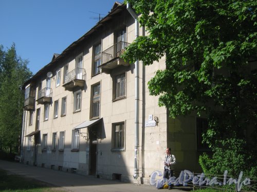 Ул. Танкиста Хрустицкого, дом 38. Общий вид правой части фасада. Фото 23 мая 2012 г.