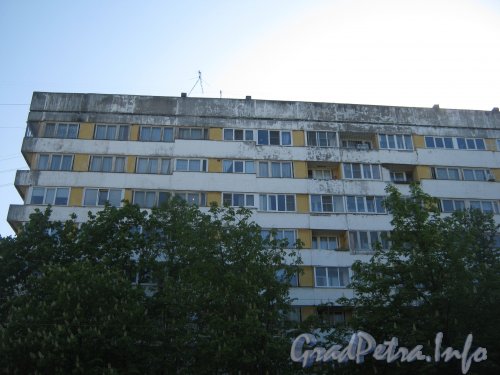 Ул. Танкиста Хрустицкого, дом 7. Общий вид со стороны дома 38 на левую часть здания. Фото 23 мая 2012 г.