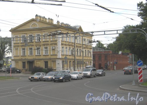 Литовская ул., дом 4а (в центре) и дом 2 по Чугунной ул. (справа). Общий вид с Лесного пр. Фото сентябрь 2012 г.