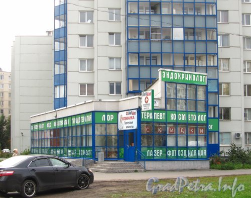 Будапештская ул., дом 97, корп. 2. Здание клиники «Balt Gaz», расположенной в пристройке жилого дома. Фото сентябрь 2012 года.
