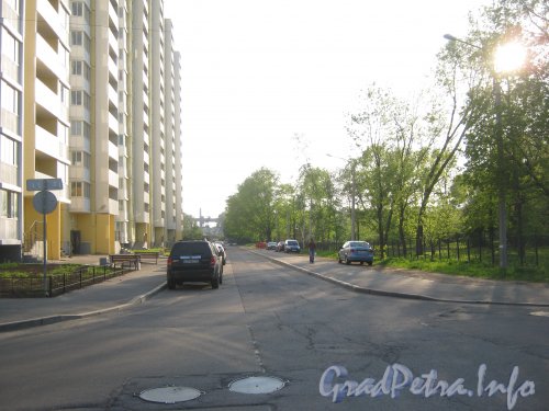 Оборонная ул. Перспектива от дома 22 (слева) и Баррикадной ул. в сторону ул. Трефолева. Фото 26 мая 2012 г.