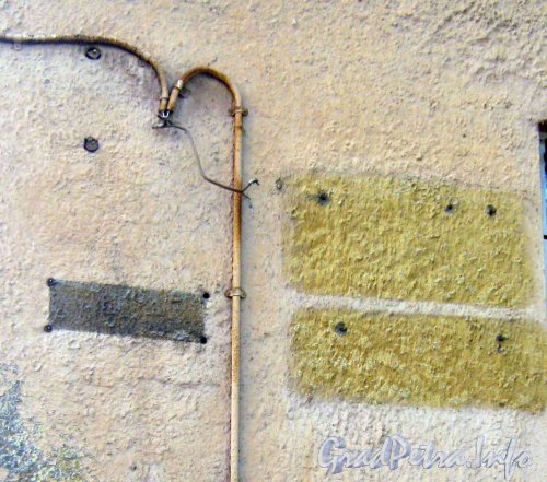 Баррикадная ул., дом 16. Фрагмент фасада со стороны Оборонной ул., где раньше были таблички с номером дома. Фото 26 мая 2012 г.