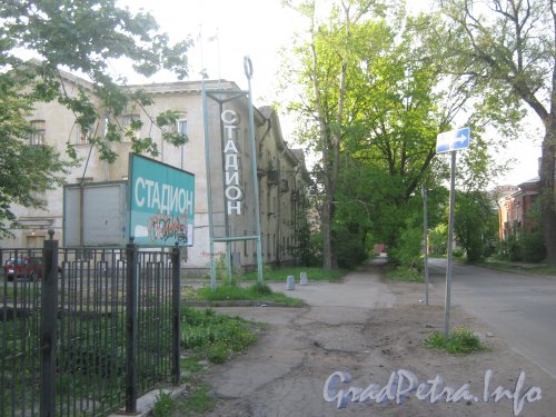 Баррикадная ул. перед домом 5 (слева). Фото 26 мая 2012 г.