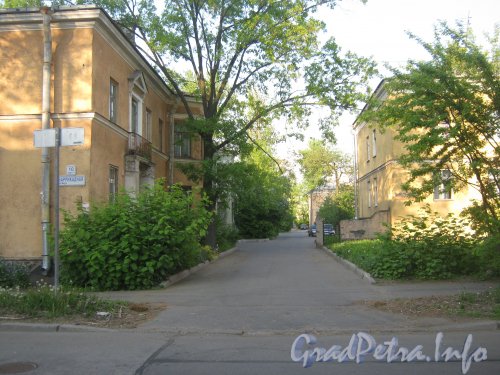 Проезд между домами 10 корп. 1 (слева) и 12 (справа) от Баррикадной ул. во дворы домов. Фото 26 мая 2012 г.