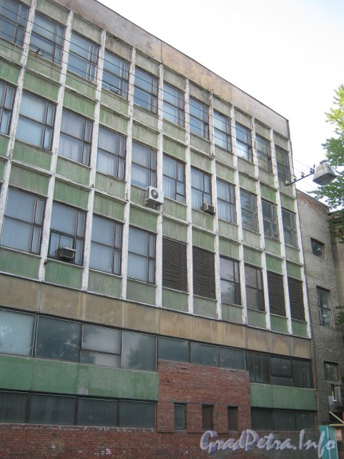 Промышленная ул., дом 19н. Правая часть фасада здания. Фото 26 мая 2012 г.