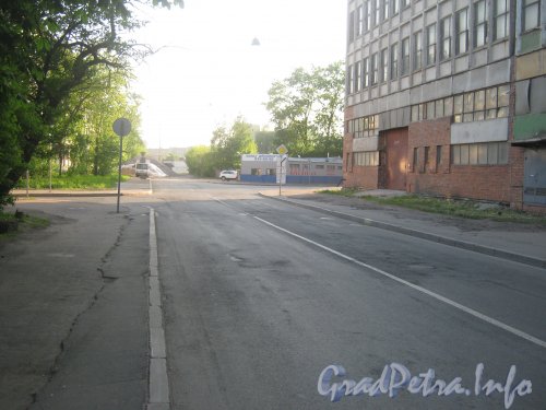 Промышленная ул., дом 19н (справа) и Промышленная ул. перед пересечением с Баррикадной ул. и поворотом в сторону ул. Калинина. Фото 26 мая 2012 г.