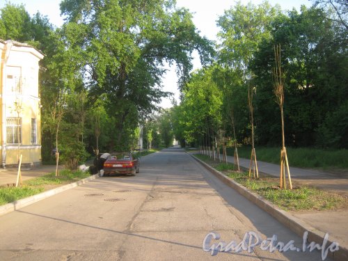 Баррикадная ул., дом 2 (слева) и перспектива улицы от Промышленной ул. в сторону ул. Трефолева. Фото 26 мая 2012 г.