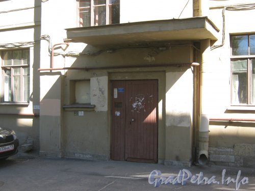 Ул. Трефолева, дом 11. Парадная дома со стороны двора. Фото 13 июня 2012 г.