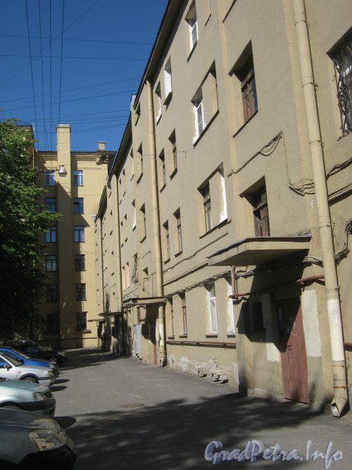 Ул. Трефолева, дом 11. Парадные дома со стороны двора. Фото 13 июня 2012 г.