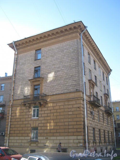 Балтийская ул., дом 3. Общий вид части фасада с Лермонтовского пер. Фото июнь 2012 г.