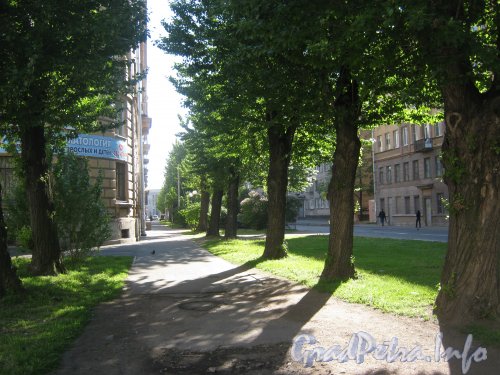 Балтийская ул. Перспектива пешеходной части вдоль дома 3 от Лермонтовского переулка в сторону пр. Стачек. Фото июнь 2012 г.