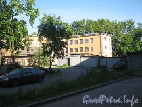 Ул. Швецова, дом 22 (на заднем плане) и дом 5 литера Б по Урюпину пер. на переднем плане. Фото июнь 2012 г.