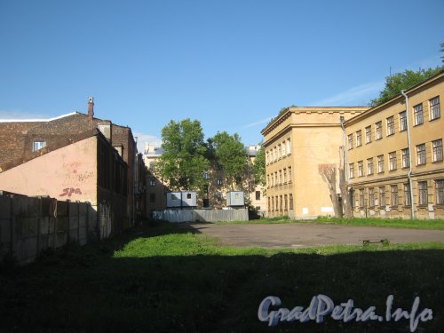 Ул. Швецова, дом 22 (справа) и спортивная площадка во дворе дома. Фото июнь 2012 г.