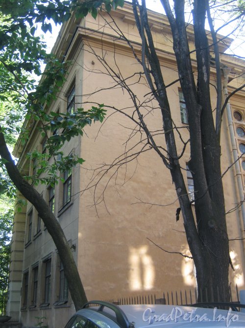 Ул. Швецова, дом 22. Правая часть фасада здания. Фото июнь 2012 г.