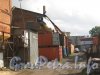 Уральская ул., дом 13, литера Е и самолёт на крыше контейнера перед зданием. Фото 19 июня 2012 г.