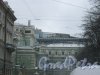 Возвышение второй сцены Мариинского театра над старым зданием. Вид от дома 2 по Театральной площади. Фото январь 2013 г.