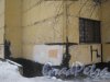 Ул. Черкасова, дом 2. Вид на угол здания и спуск в подвал. Фото 30 января 2013 г.