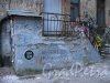 Ул. Блохина, дом 15. Граффити около входа в кафе «Камчатка». Фото 17 марта 2013 г.