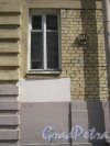 Варшавская ул., дом 22. Фрагмент фасада здания. Фото 1 июня 2013 г.