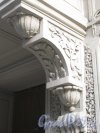 12-я Красноармейская ул., дом 6. Фрагмент декоративных элементов на фасаде здания. Фото 30 мая 2013 г.