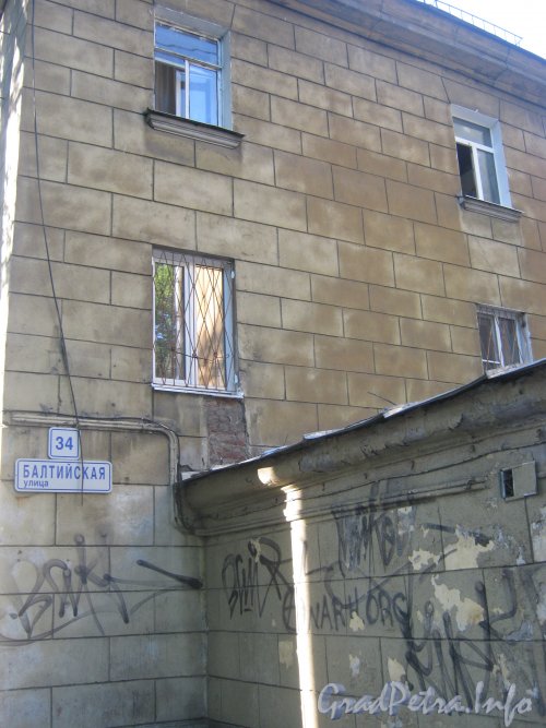 Балтийская ул., дом 34 (слева) и одноэтажная часть дома 36 (справа). Фото июнь 2012 г.