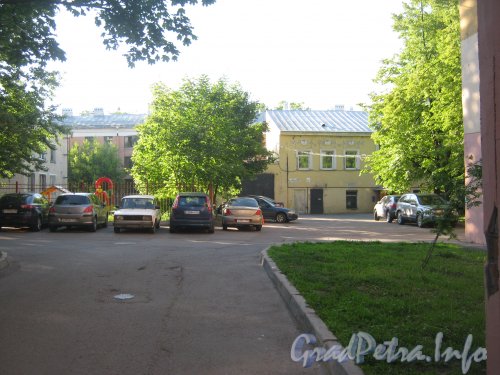 Балтийская ул., дом 10, литера В. Дворик возле дома. Фото июнь 2012 г. с Балтийской ул.