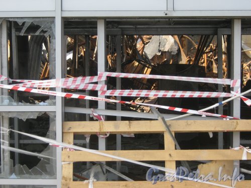 Урхов переулок, дом 7. Здание гипермаркета К-РАУТА после пожара. Фрагмент парадного входа. Фото 29 мая 2012 г.