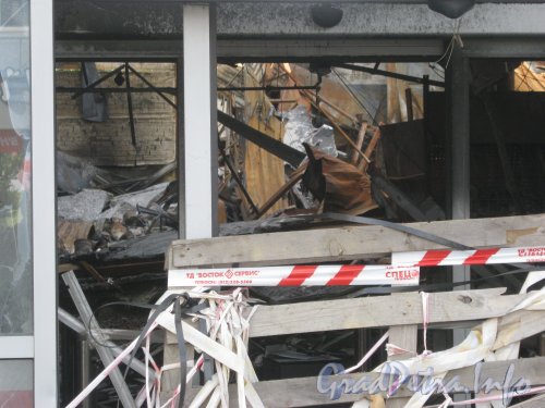 Урхов переулок, дом 7. Здание гипермаркета К-РАУТА после пожара. Фрагмент парадного входа. Фото 29 мая 2012 г.