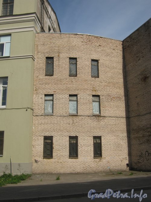 Ул. Швецова, дом 23. Переход между корпусами с литерой А (справа) и Б (слева). Фото 29 мая 2012 г.
