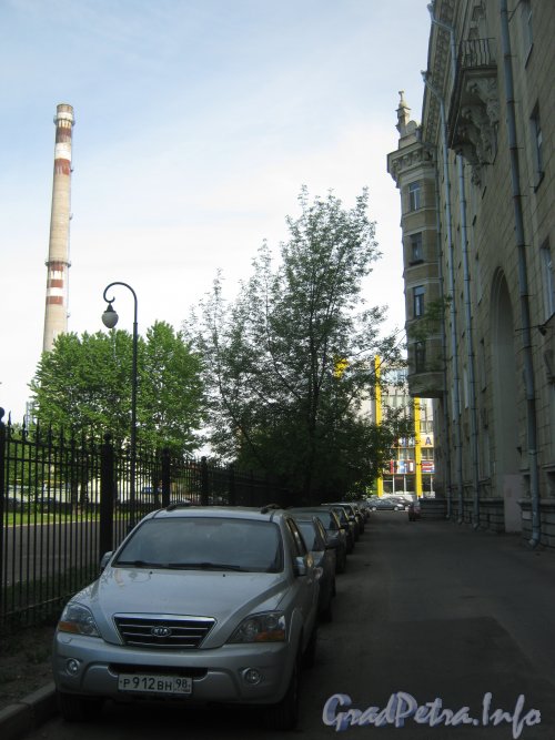 Перспектива Тихомировской ул. от дома 3 по ул. Трефолева в сторону ул. Маршала Говорова. Фото 29 мая 2012 г.