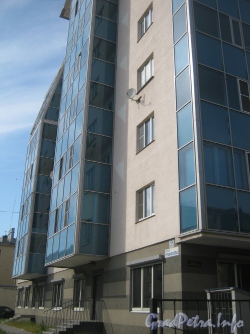 Ул. Трефолева, дом 9 корпус 2. Угол дома со стороны ул. Трефолева. Фото 29 мая 2012 г.