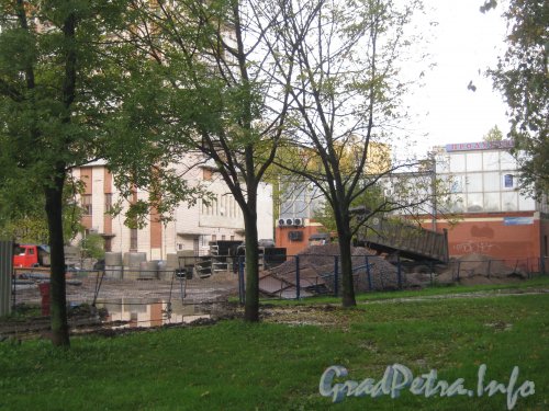 Ул. Маршала Захарова, дом 33, корпус 2. Ремонтные работы перед зданием. Фото 11 октября 2012 г. со стороны дома 33 корпус 1.