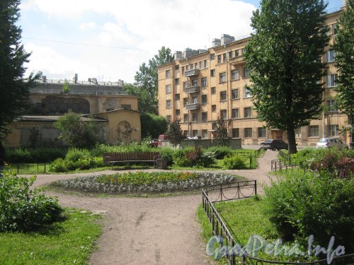 Ул. Швецова, дом 6 (справа) и внутренний дворик домов 6 и 10. Фото 25 июня 2012 г.