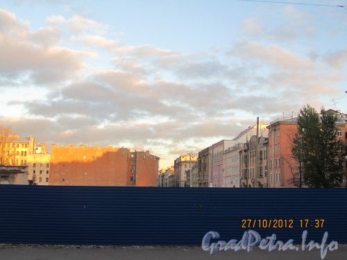 Ул. Короленко, дом 5. Вид на участок после сноса построек гаража Ленгорисполкома.