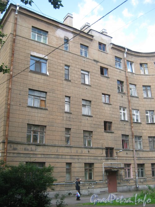 Ул. Швецова, дом 4. Левая часть фасада. Фото 25 июня 2012 г.