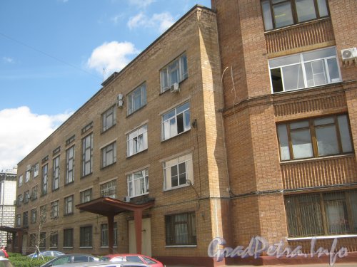 Ул. Маршала Говорова, дом 40. Фрагмент фасада со стороны Урхова пер. Фото 25 июня 2012 г.