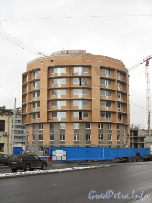 Ул. Шкапина, участок 1. Новое здание жилого комплекса (справа от дома 45 по ул. Шкапина). Фото октябрь 2012 г.