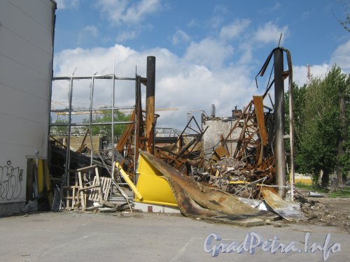 Урхов переулок, дом 7. Фрагмент сгоревшего здания с ул. Маршала Говорова. Фото 25 июня 2012 г.