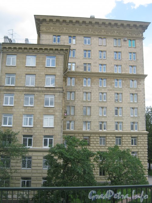 Кронштадтская ул., дом 28. Угловая с Автовской ул. часть здания. Фото 25 июня 2012 г.