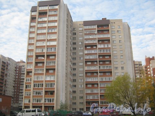 Белградская ул., дом 26, корпус 8. Вид со стороны домов 28. Фото 14 октября 2012 г.