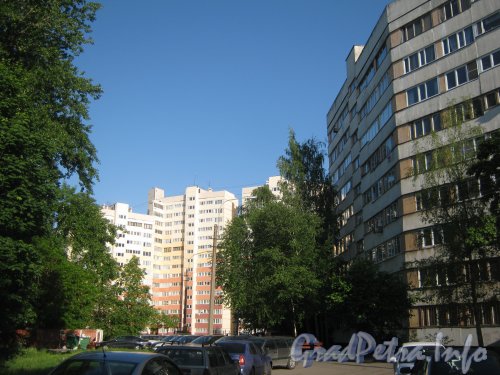 Ул. Пионерстроя, дома 7. Слева - корпус 1, в центре видна часть корпуса 2, справа - часть корпуса 3. Фото 9 июня 2012 г.