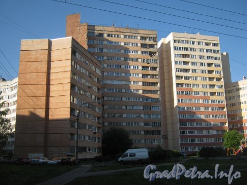 Ул. Пионерстроя, дом 7, корпуса 3 (слева) и 2 (справа). Вид со стороны фасада длинной части корпуса 3. Фото 9 июня 2012 г.